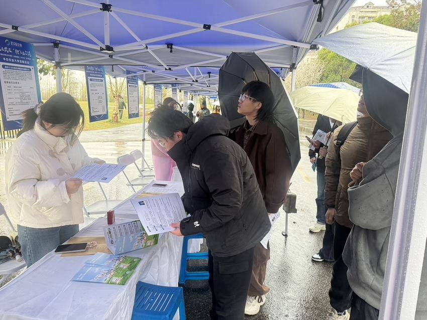 风雨无阻 才聚临空 东西湖区成功举办“学子聚汉”华中农业大学招聘会