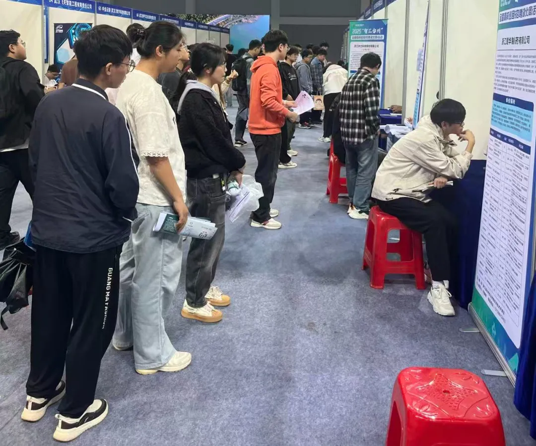 楚材聚汉，共建支点——东西湖区成功举办2025年“学子聚汉”江汉大学招聘活动